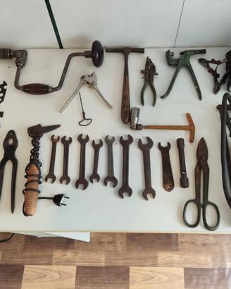 Attrezzi antichi vintage da falegname e officina