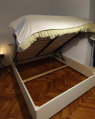 letto bianco a cassettone 