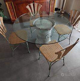 tavolo da soggiorno con sedie in ferro battuto