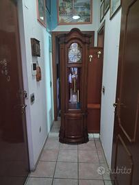 Orologio a pendolo da terra in legno