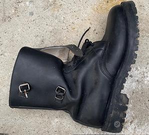 Anfibi in cuoio, taglia 46.