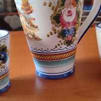 brocca vintage con bicchieri in ceramica Deruta