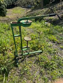 Antica tappatrice manuale in ferro