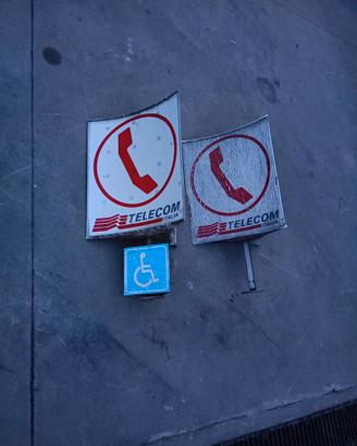 Insegne e telefoni da cabina 