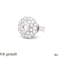 Anello con diamante centrale e pavè