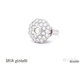 Anello con diamante centrale e pavè