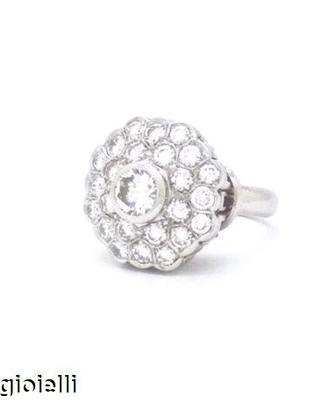 Anello con diamante centrale e pavè