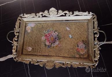 Vassoio in peltro decorato. 