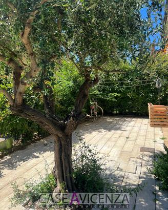 Villetta a schiera di testa con giardino privato e