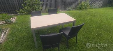 Tavolo allungabile + 4 sedie in rattan