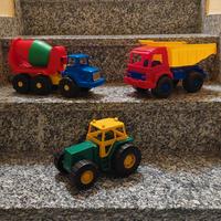 Camion, betoniera, trattore di plastica