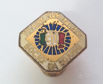 Antico distintivo Socio Touring Club Italiano