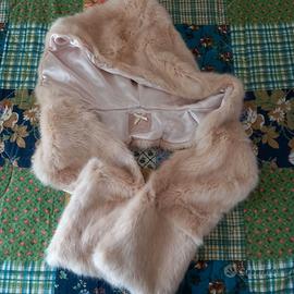 Stola con cappuccio in pelliccia ecologica