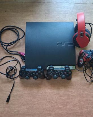 PlayStation 3, 3 controller e 1 paio di cuffie 