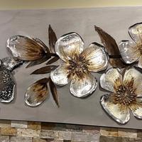 Quadro dipinto su tela con fiori metallici