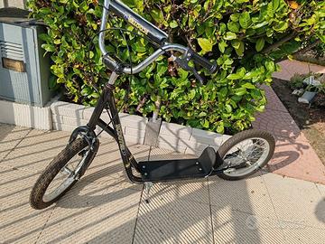 Monopattino da strada con pneumatici da 16"
