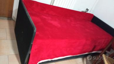 Letto apribile con due materassi e un cuscino
