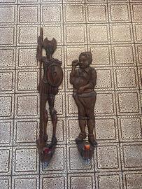 Coppia sculture da parete in legno intagliato