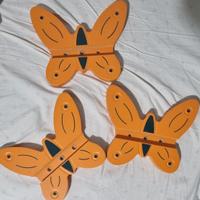 tris di reggimensole a forma farfalla in legno.