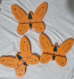 tris di reggimensole a forma farfalla in legno.