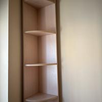 Libreria ad angolo in legno