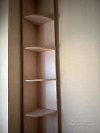 Libreria ad angolo in legno