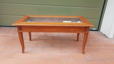 Tavolino con vetrinetta