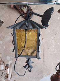lampadario a lanterna in ferro e vetro giallo 