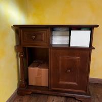 Mobiletto in legno con anta e cassetto