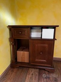 Mobiletto in legno con anta e cassetto