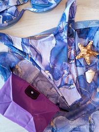 bikini con mini pareo e necessarie da spiaggia