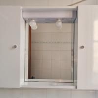 mobiletto e specchiera per bagno 