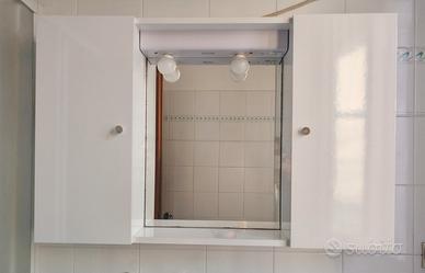 mobiletto e specchiera per bagno 