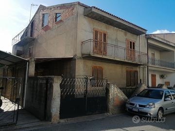 Fabbricato indipendente con corte e giardino