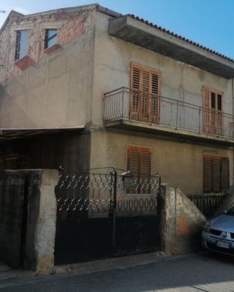 Fabbricato indipendente con corte e giardino