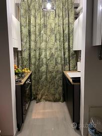 Cucina moderna con elettrodomestici