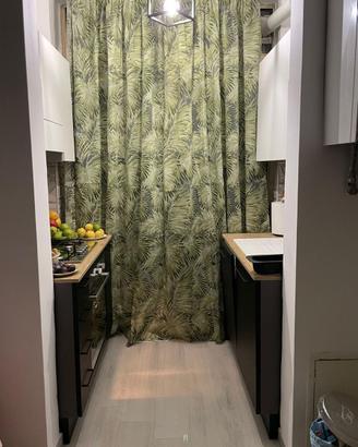 Cucina moderna con elettrodomestici