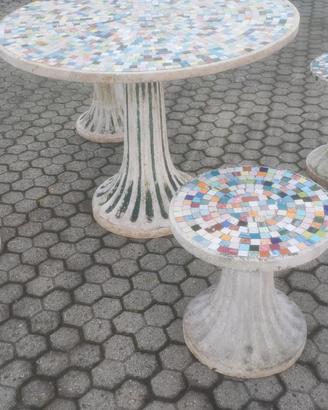 Tavolo rotondo  in cemento con mosaico multicolore