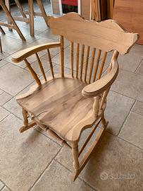 Sedia a dondolo stile country in legno massello