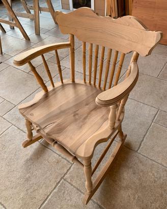 Sedia a dondolo stile country in legno massello