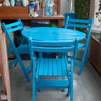 tavolo legno con tre sedie