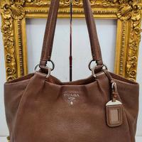 PRADA BORSA SHOPPING A SPALLA PELLE MARTELLATA