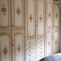 Armadio color avorio con fiori dipinti a mano