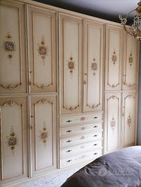 Armadio color avorio con fiori dipinti a mano