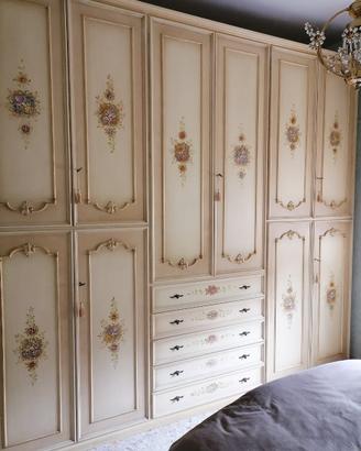 Armadio color avorio con fiori dipinti a mano