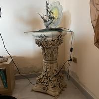 Capitello decorato con base in vetro