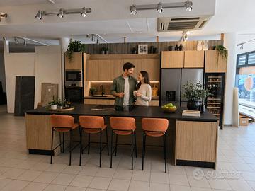 Splendida cucina con isola  finitura noce elegance