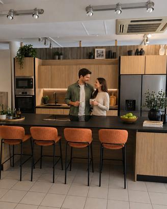 Splendida cucina con isola  finitura noce elegance