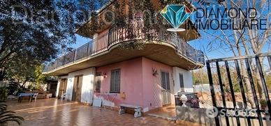 Villetta singola con ampi spazi esterni e garage