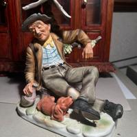 Scultura uomo con giornale Capodimonte collezione